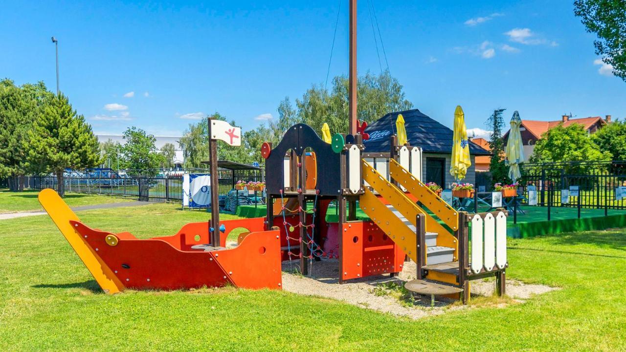 Hotel Aquacity Seasons Poprad Exterior foto